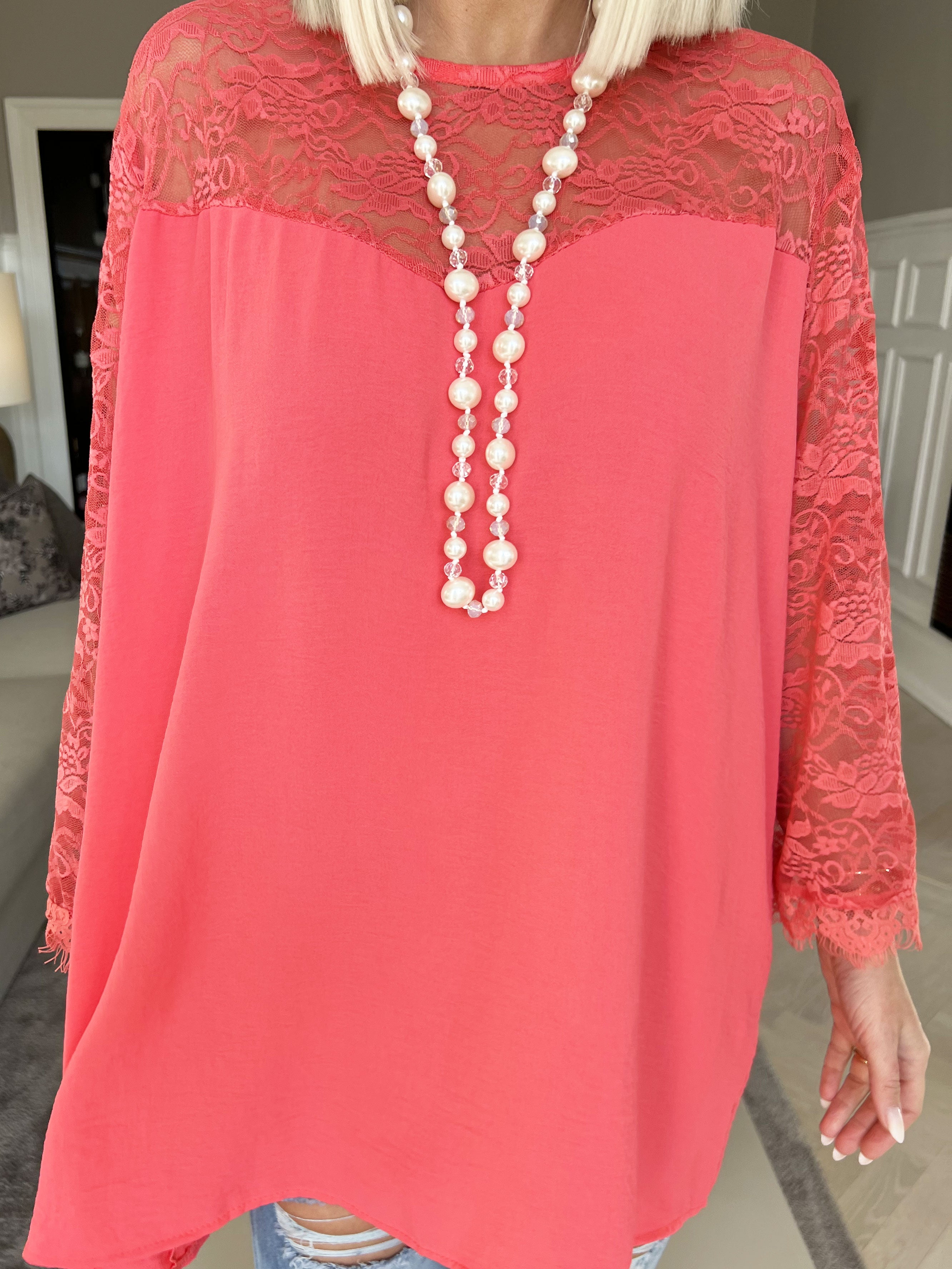 Nadine - Söt spetstunika med rosett i ryggen